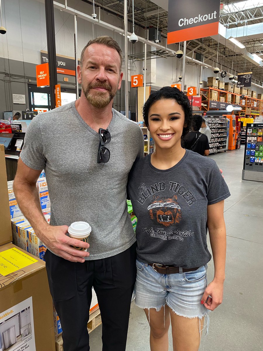 Casually Home Depot shopping with Christian this past weekend 😂👊🏼🇨🇦