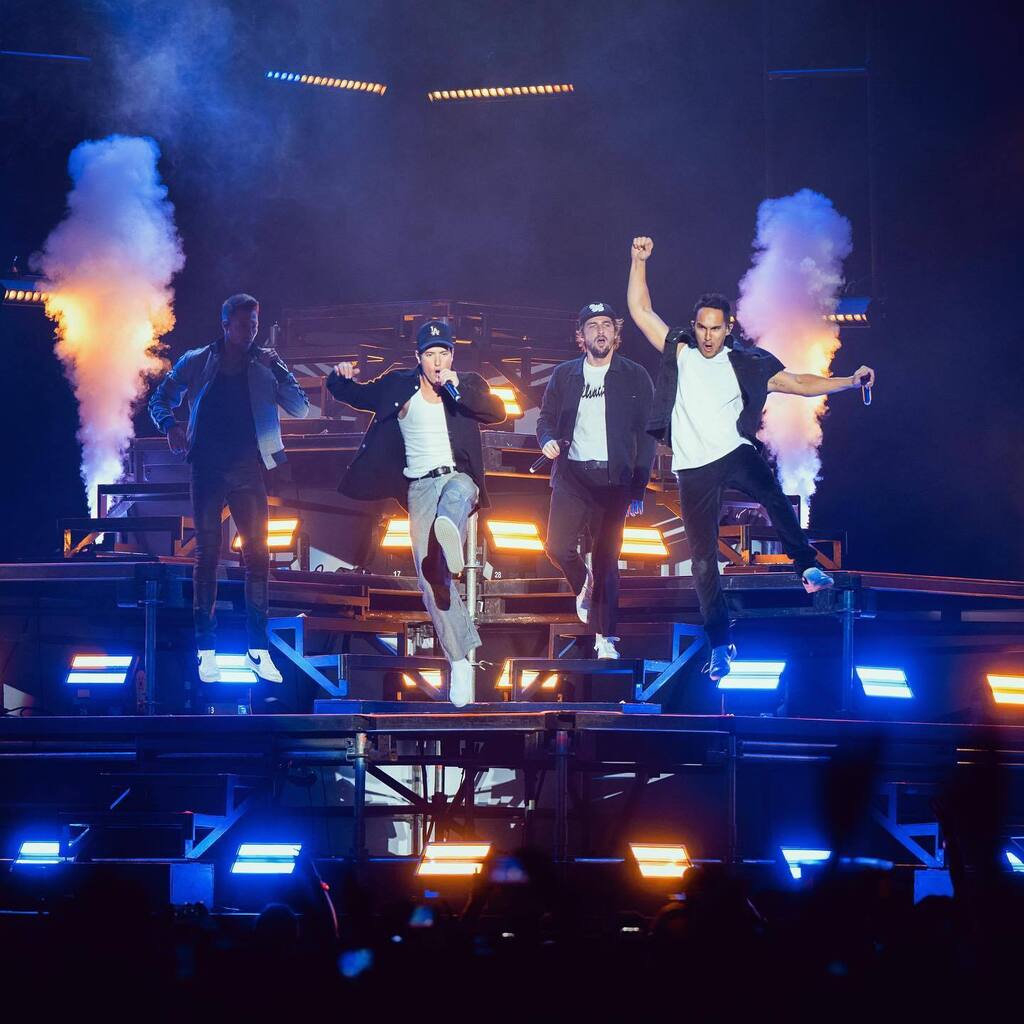 ArturCastle3's tweet photo. Hace 8 años los ví por última vez en concierto, hoy pude verlos de nuevo, mi yo de 12 años está mega feliz, se convirtió en mi concierto favorito y uno de los mejores días de mi vida. ✨
#Rusher desde hace más de 10 años ❤️
#BigTimeRush #BTRForeverTour #BTRMexico #ForeverTour https://t.co/d09p1mmzZc
