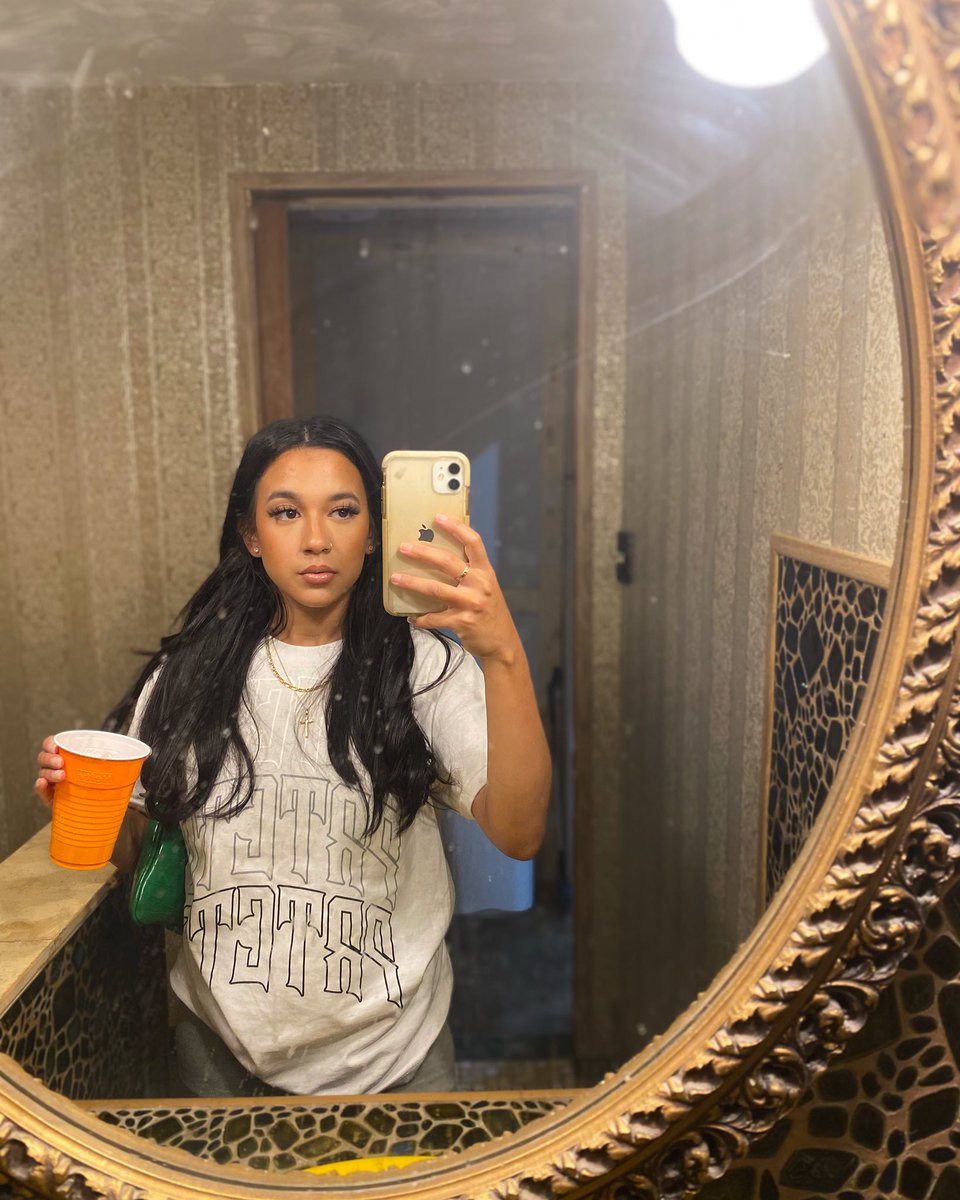 Highmindset_'s tweet photo. She still here ✌🏼 https://t.co/HgKScchUy1