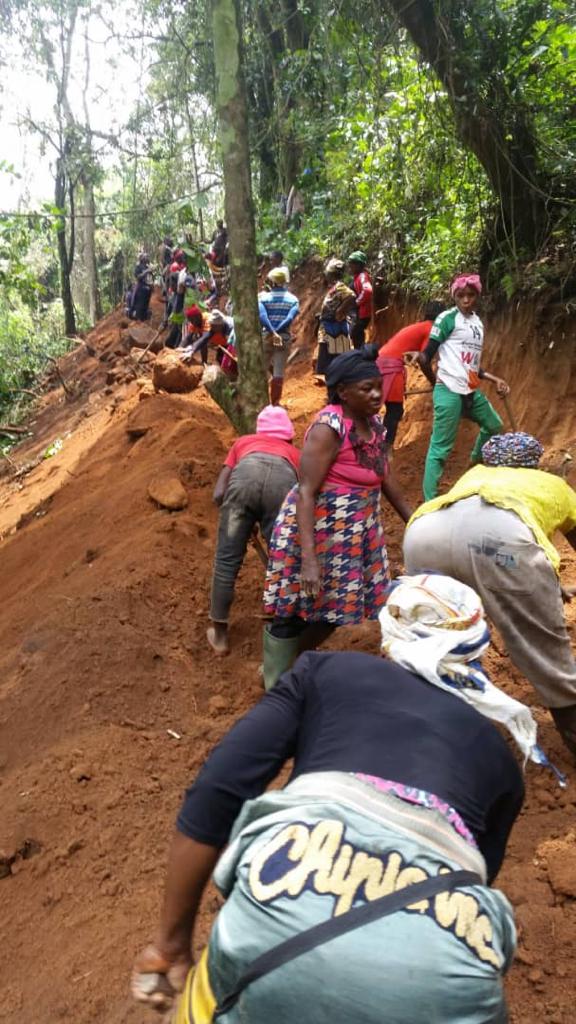 AndekCouncil's tweet photo. The people of Tinechung village in Andek Council area, mobilize in a self reliant initiative, to construct a road by HIMO, to bypass the difficult sections of their road. Youths streamed in even from Bamenda, to participate.
https://t.co/nydu7NbVjy https://t.co/v3UZk1v3fx