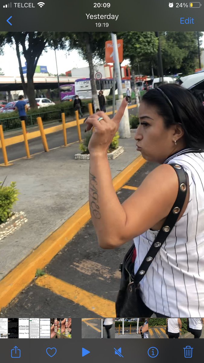 Aida_Peve's tweet photo. En Walmart sucursal Tlalpan hay carteristas y la empresa no hace NADA para salvaguardar la seguridad de sus clientes. Me robaron cartera y celular y NADIE de la tienda hizo nada. Tuve que perseguir a la ladrona yo sola y grabarla, es lo que queda. Qué pena @WalmartMexico. https://t.co/laQIjA7x9K