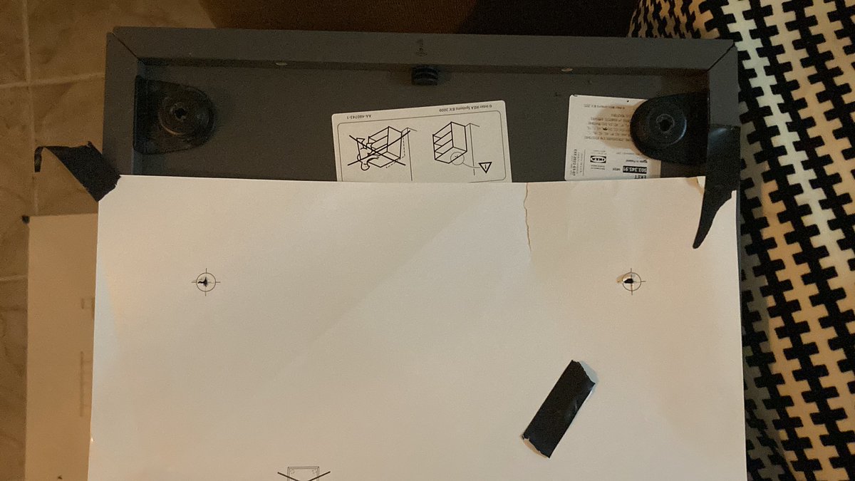 Payero10's tweet photo. @IKEA_RD @IKEAUKSupport yo quiero que me expliquen para que envían un patrón para marcar dónde taladrar si al final los tornillos no caen https://t.co/coKqxkYVrT