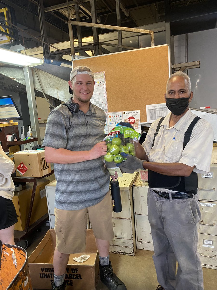 Clarissa8310's tweet photo. Palatine Twilight Wellness Wednesday!! Passing out fruit to everyone on the sort!! #wellness @UPSers @ExperienceUPS @CP_UPSers https://t.co/IJWdO5J6SZ