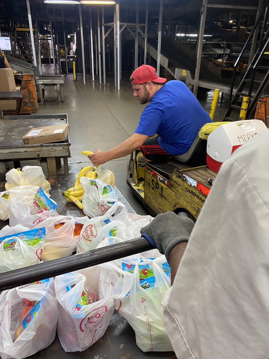 Clarissa8310's tweet photo. Palatine Twilight Wellness Wednesday!! Passing out fruit to everyone on the sort!! #wellness @UPSers @ExperienceUPS @CP_UPSers https://t.co/IJWdO5J6SZ