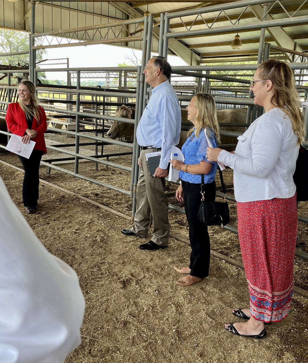 CFTCcgr's tweet photo. Arkansas is giving Georgia a run for its $ on tasty peaches @treeripepeach. Met the award winning @UniversityOfArk horse riders &amp; researchers preventing livestock disease. Tusk- the official Razorbacks mascot-was literally eating out of my hand! Important to keep Ag in mind @CFTC https://t.co/9dQQwFTvtj