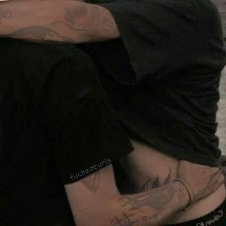 sweetxchange's tweet photo. Au Larry

L queda flechado con un chico que trae su hermana a su casa y decide probar suerte hablándolo 

O

Donde a H le agarra un gay panic porque el hermano de su amiga lo intenta chamuyar e inventa tener novio https://t.co/JwQeMABGc3