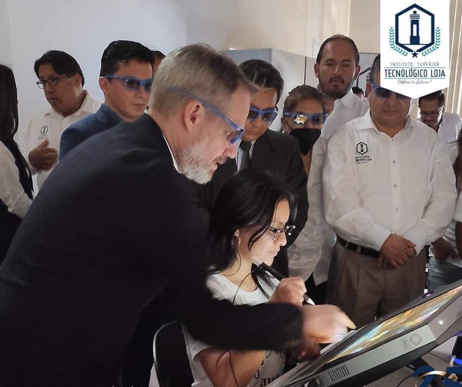 EduSuperiorEc's tweet photo. ¡Juntos transformamos la formación técnica!

Felicitamos al Instituto Superior Tecnológico Loja que, con apoyo del @BancoMundial, inauguró hoy el Laboratorio de Realidad Virtual Activar, el cual permitirá a los estudiantes de Mecánica Automotriz fortalecer su aprendizaje. https://t.co/L8HW5YJDYZ