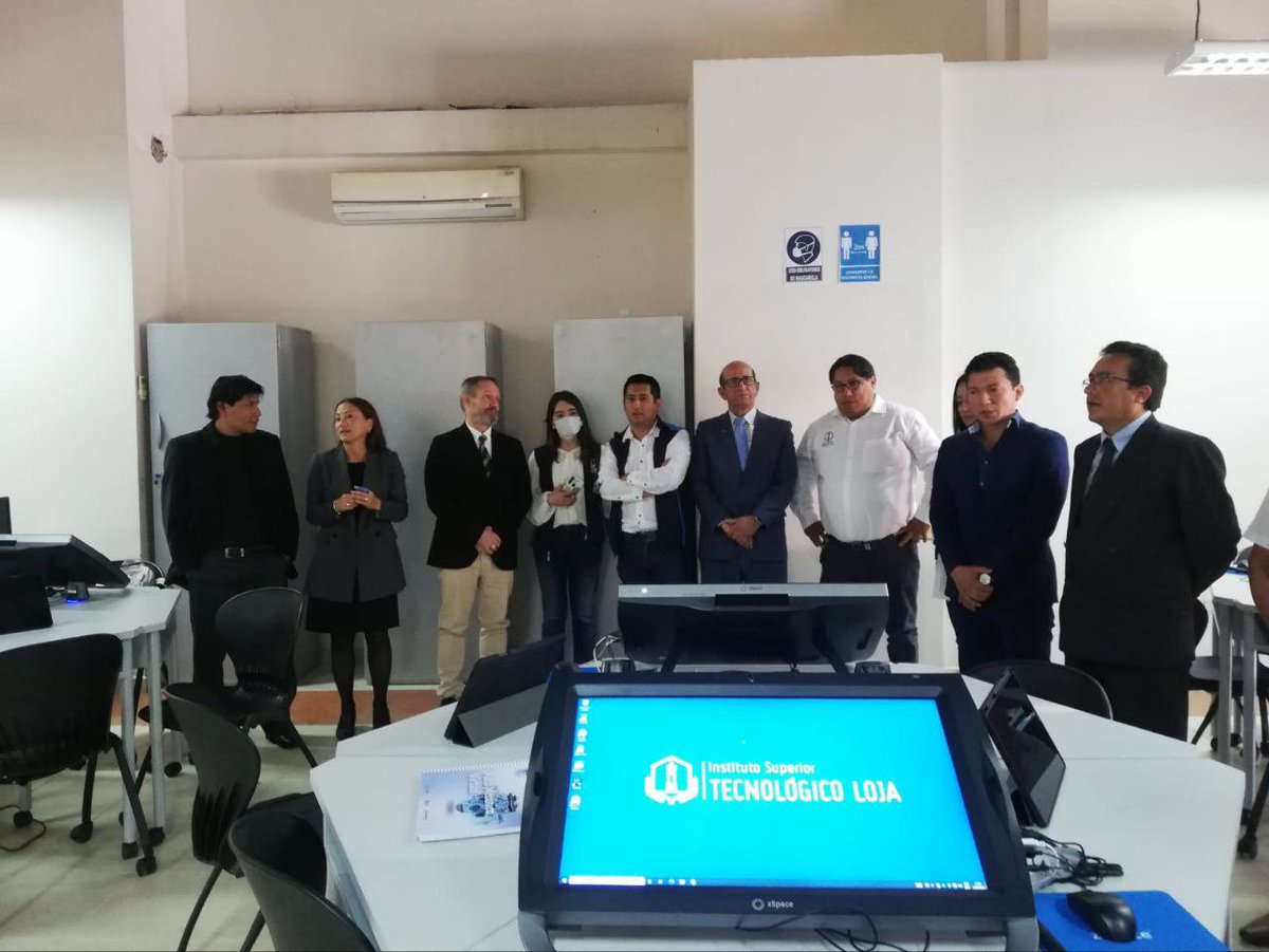 EduSuperiorEc's tweet photo. ¡Juntos transformamos la formación técnica!

Felicitamos al Instituto Superior Tecnológico Loja que, con apoyo del @BancoMundial, inauguró hoy el Laboratorio de Realidad Virtual Activar, el cual permitirá a los estudiantes de Mecánica Automotriz fortalecer su aprendizaje. https://t.co/L8HW5YJDYZ
