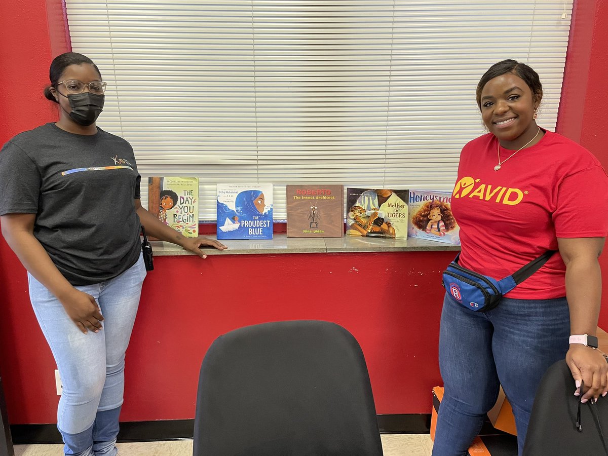 AhmeshaG's tweet photo. AVID Wednesday at @BetsyRossElem. Staff serves as exemplars in August. Students will begin in September. @HISD_AVID @HISDElementary2 @DrShanaPerry @ray4d_thebetsy @Tareese8 @EmilyMe10531515 @HISD_Wraparound @Teacher_Toya @CharitySpears @Brainmogul95 @peggyelder1967 @RossES_Art https://t.co/UTBvKCQwwI