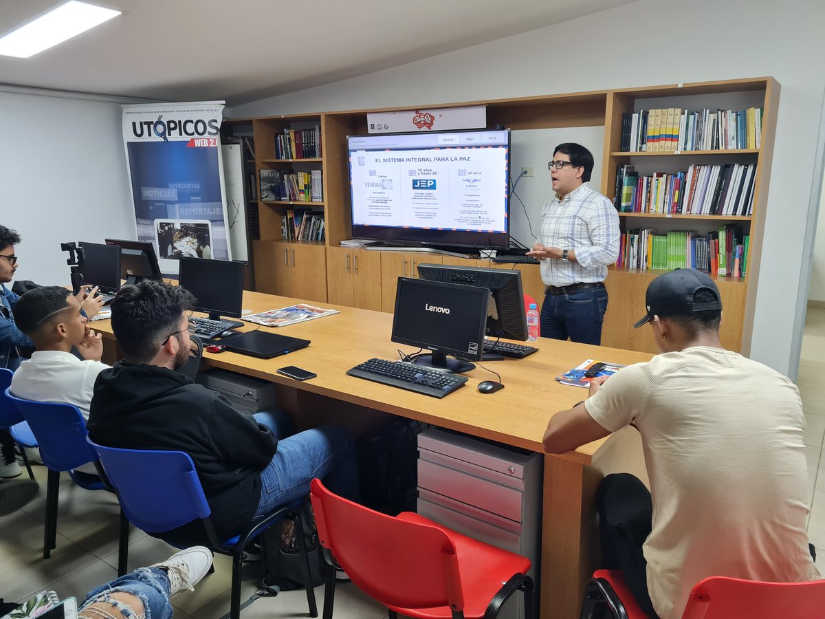 facultadhya's tweet photo. #Masterclass | Cómo divulgar el informe final de la @ComisionVerdadC, con nuestro invitado Héctor Fabio Mosquera.
@zucchero86 @usantiagodecali @olgabehar1 @CarolinaArdilaB
#HayFuturoSiHayVerdad https://t.co/lRYT88RHeK