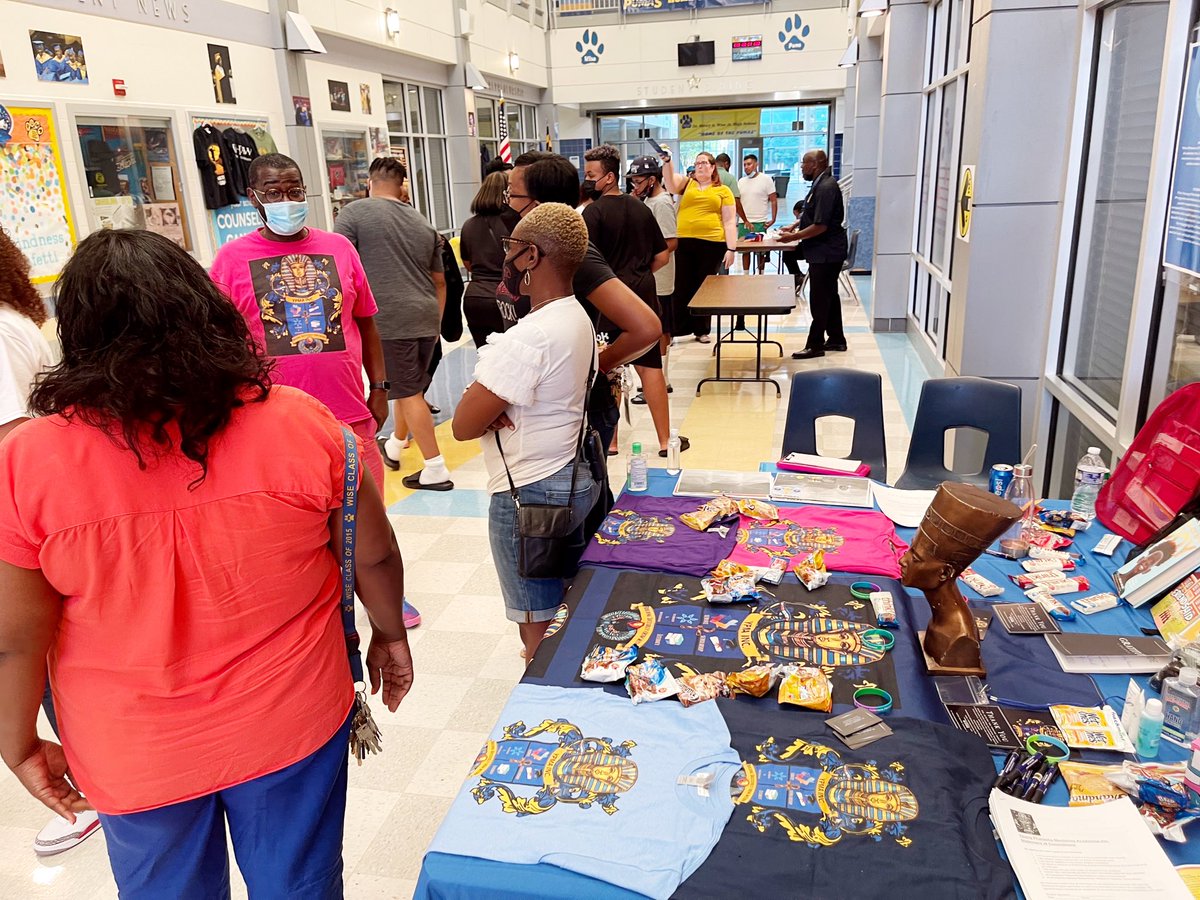 ap_gasaway's tweet photo. Parent Orientation 2022 in the books🙌🏾!!  Thank you to ALL that assisted this evening!! So glad to see my colleague and parent @TheFabDrNab 
Thanks again @wisehspumas @WisePumaSports @Wise_Cheer @TWashington_AP https://t.co/sU5JjeoIiH