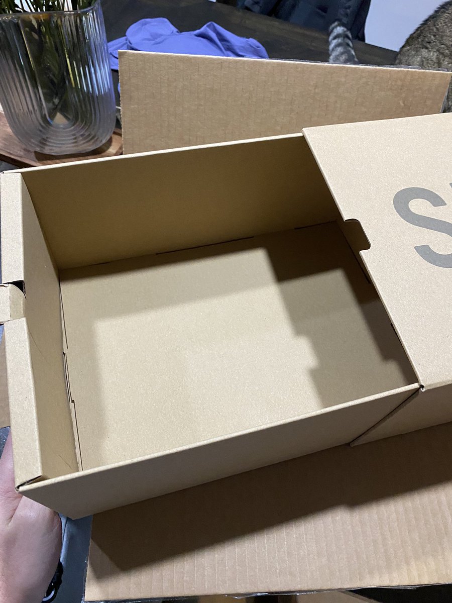 slickcooks's tweet photo. Another pair stolen. This happens way too often. Fix your fucking employees @FedEx https://t.co/KY5l9C9WEO