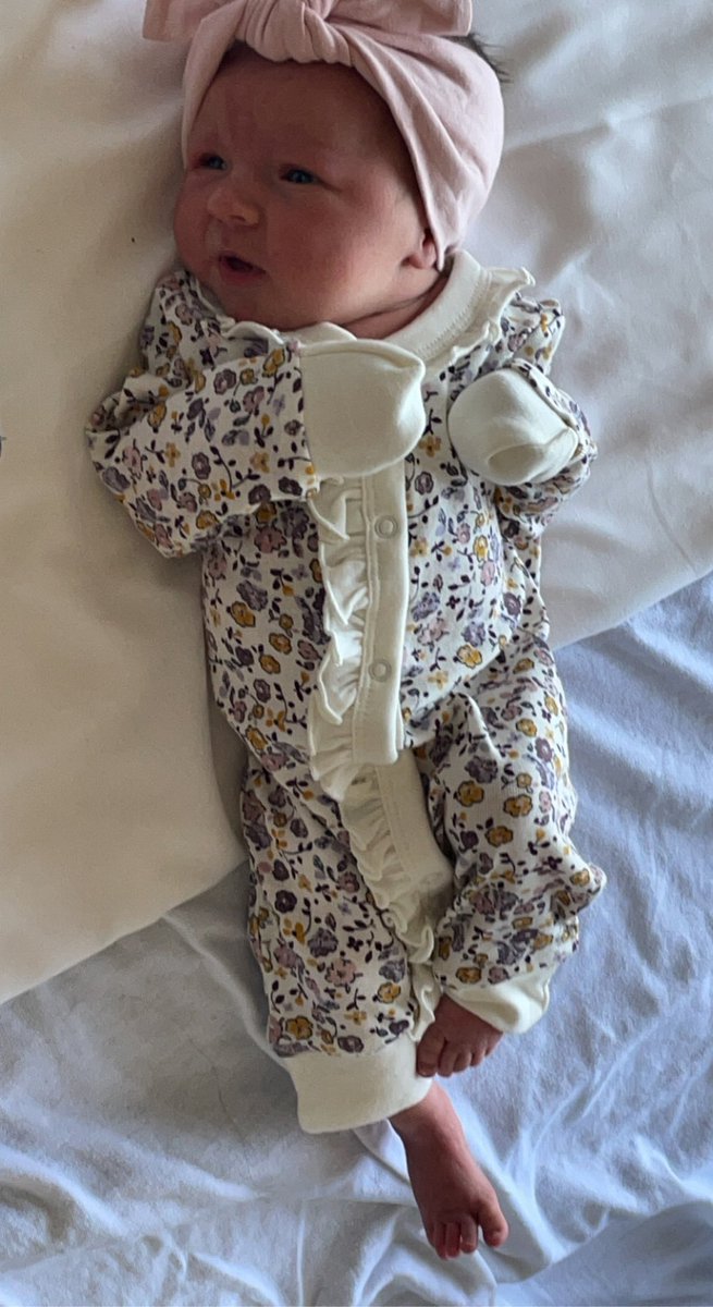 CrowIsaac's tweet photo. Who’s goddamn white baby is that, baby got a 730 as a credit rating right now as an infant 
@chaotic__emo https://t.co/fuecYoOjGN