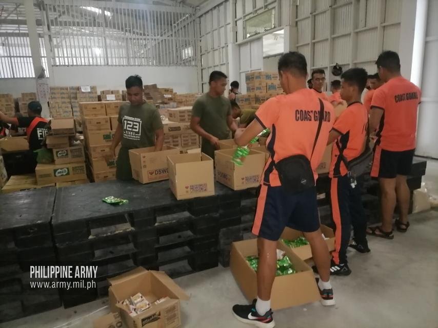 NCLNewsMedia's tweet photo. TIGNAN: Nakiisa ang mga Army reservist ng Cagayan Valley sa pag re-repack ng nasa 300 food packs ng mga relief items na ipapamahagi sa mga pamilyang nasalanta ng Severe Tropical Storm “Florita”.
📸: Reserve Command, Philippine Army
#FloritaPH
#KeepsafePH https://t.co/qiqT2kJeLh