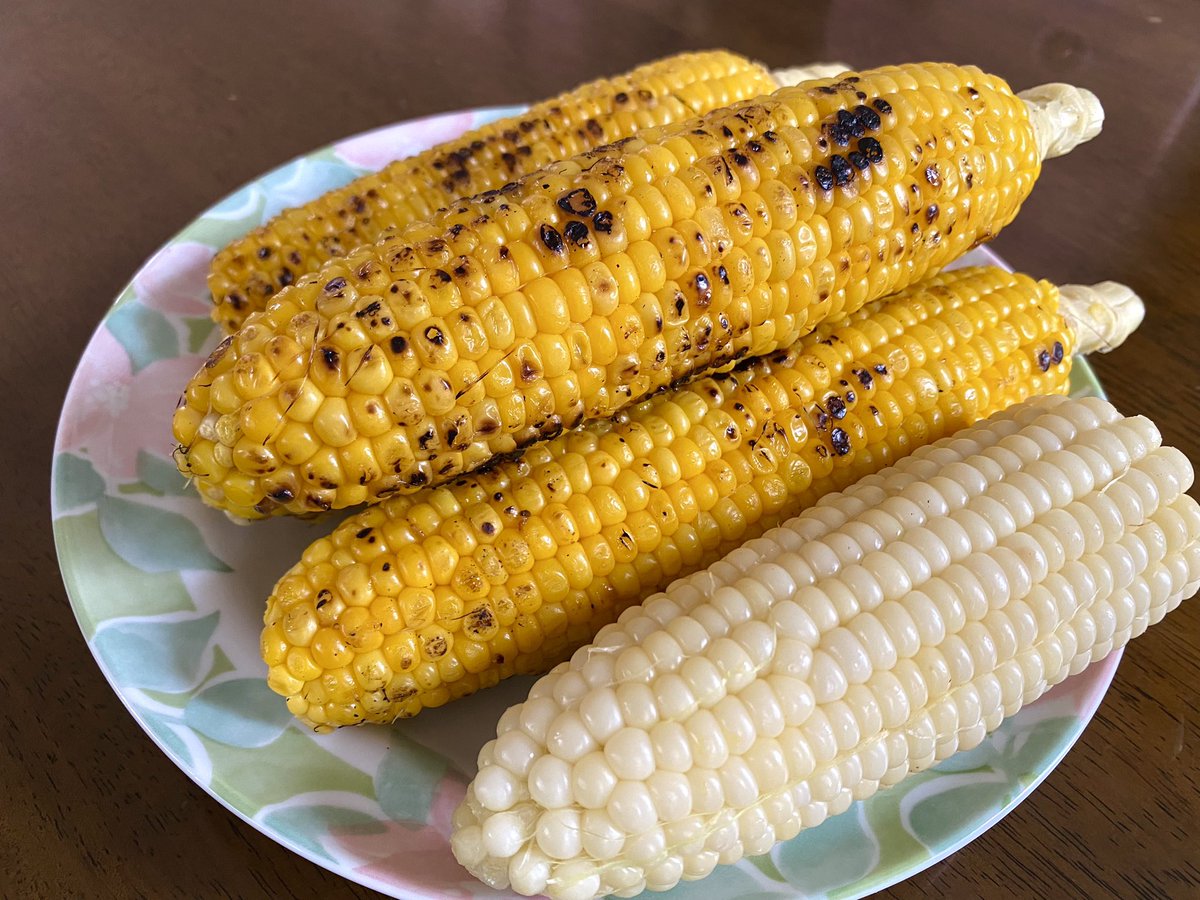 kassouzaru's tweet photo. 今シーズン2回目の小林農園〜！！
味甘ホワイトの生とサニーショコラの焼きもろこし買って来ました😁
ホワイトも甘〜い💕
#長野県 #信濃町 #小林農園 #とうもろこし #もろこし #焼きもろこし #茹でもろこし #モロコシ #サニーショコラ #味甘ホワイト 
#morokoshi #kobayashinouen #yakimorokoshi https://t.co/Bt8FyEGlfR