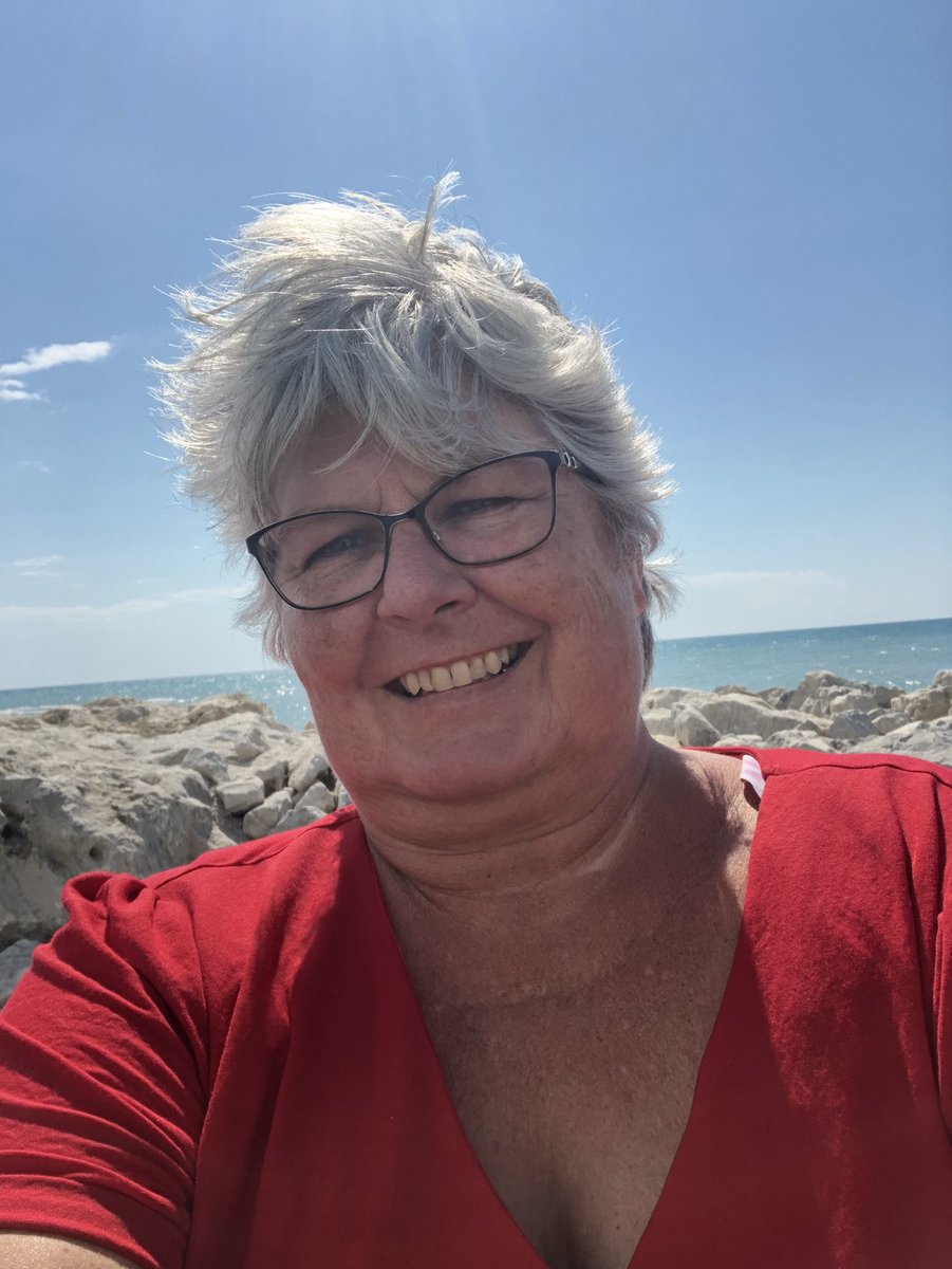 KayDonnelly8's tweet photo. @DoveCanada I went grey about 3 years ago (been grey for about 15-20). It’s so liberating! https://t.co/PnJYYLmVMl