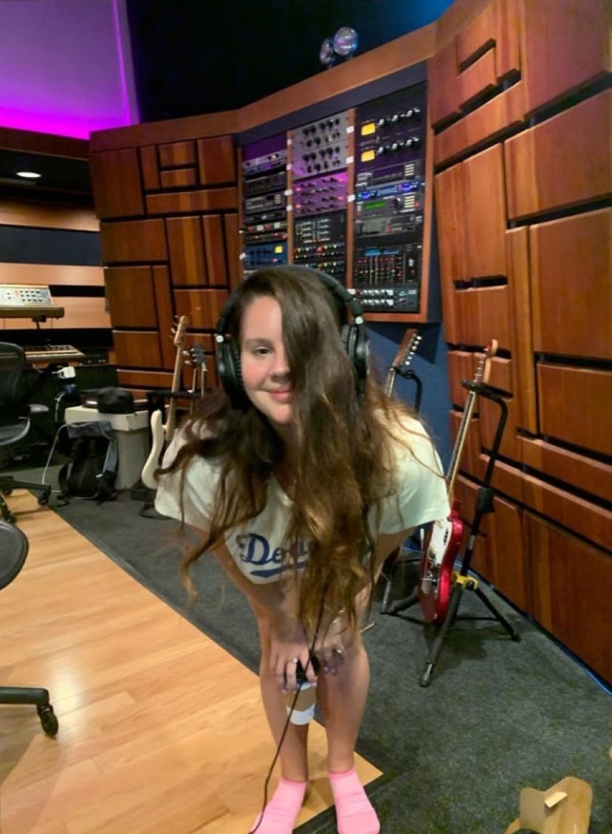 LanaDReyOnline's tweet photo. Jack Antonoff shares a photo of Lana Del Rey in the studio 💕 https://t.co/bng7RlSy6M