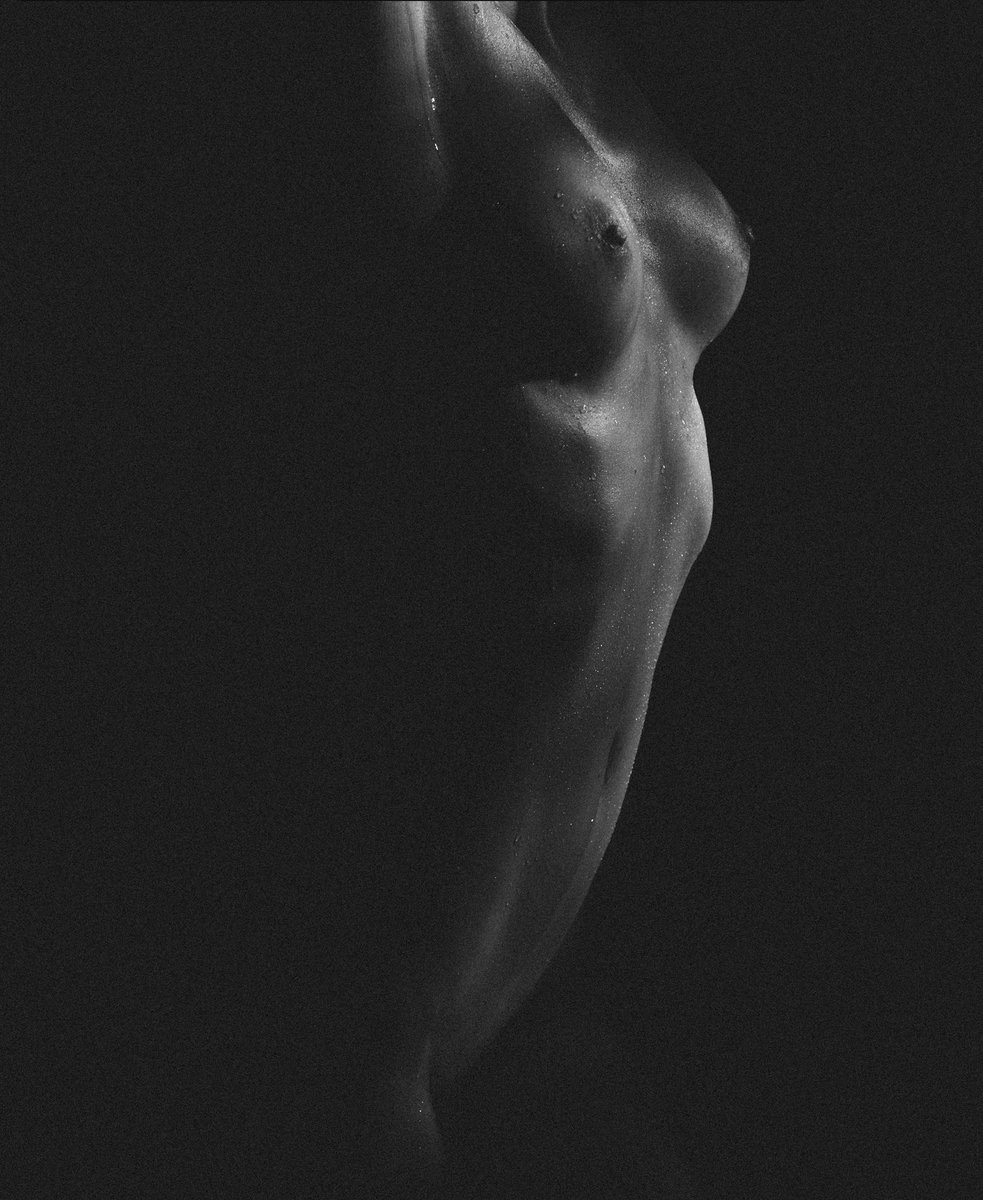 megbatphoto's tweet photo. Sometimes nature makes the best studio. I was shooting wider shots in a hot spring in the jungle and then the light came in just right for a moody black and white close-up. Constantly inspired by the way light and shadow moves across the female form ✨ https://t.co/0VSfUNhZip