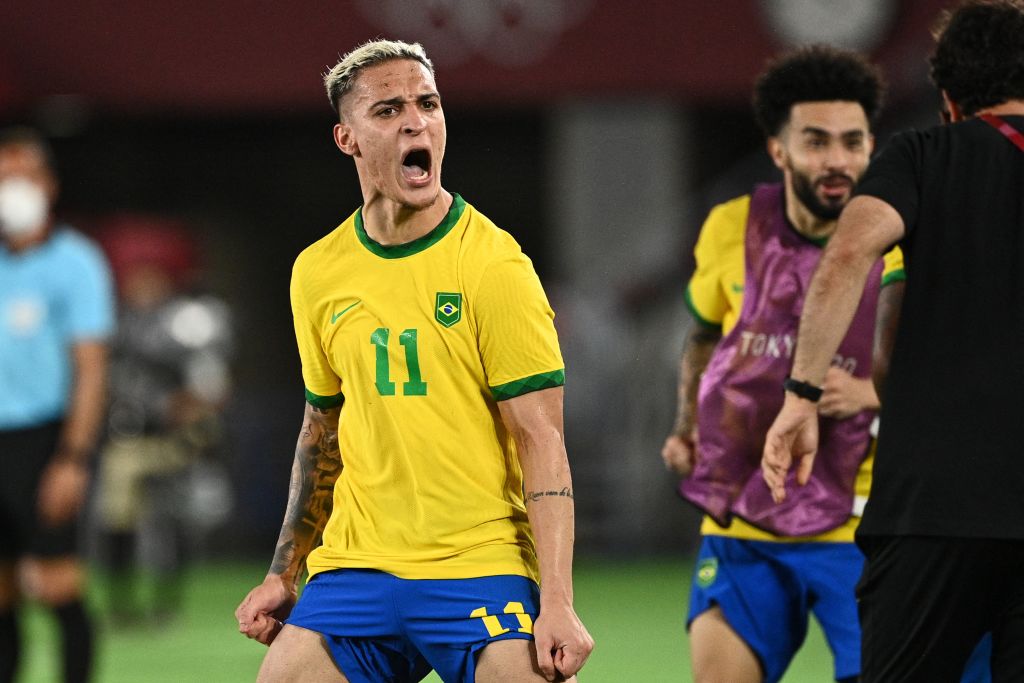 FabrizioRomano's tweet photo. Manchester United have communicated to Antony and his camp their plan to submit a new official proposal to get the deal done as soon as possible. Man Utd will do their best to sign Antony, total priority. 🚨🇧🇷 #MUFC 

Five year deal was agreed almost 10 days ago. Up to the clubs. https://t.co/VnlThXul0V