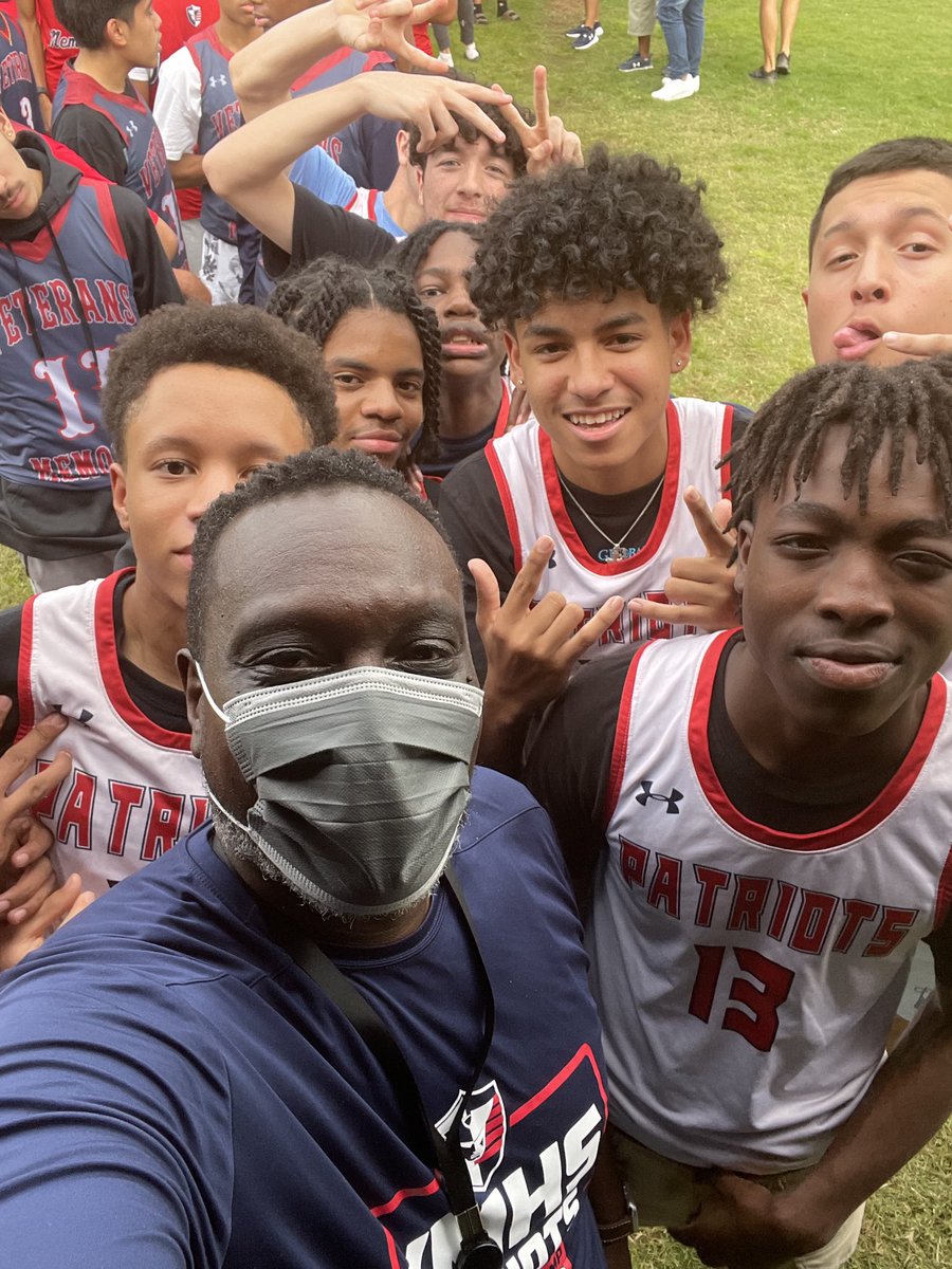HoopsVmhs's tweet photo. Today was good times and great vibes! Ft Coach Thomas 😎⛹🏽‍♂️ #PatriotNation #MeetThePatriots @JISD_ATHLETICS https://t.co/iDUW8Pcza4
