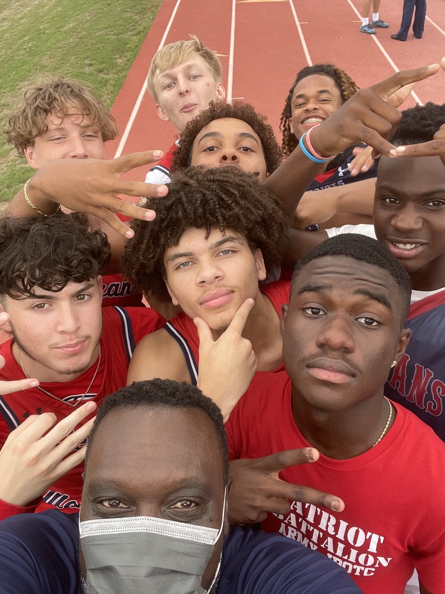 HoopsVmhs's tweet photo. Today was good times and great vibes! Ft Coach Thomas 😎⛹🏽‍♂️ #PatriotNation #MeetThePatriots @JISD_ATHLETICS https://t.co/iDUW8Pcza4