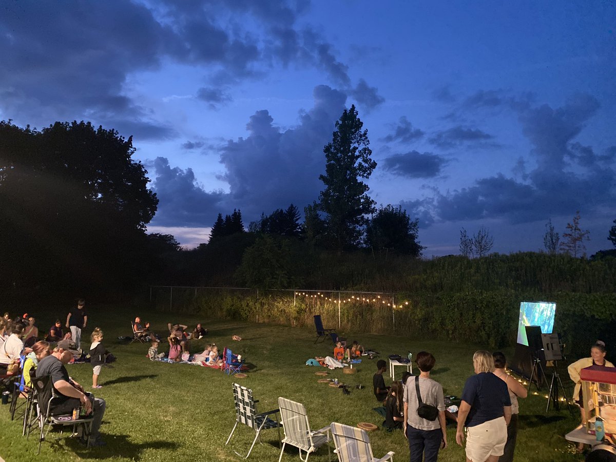 TodaysFamilyOnt's tweet photo. In #Gilkson, we come together #neighbourhoodmovienight 🍿 🎥 https://t.co/BWK4wLhcMf