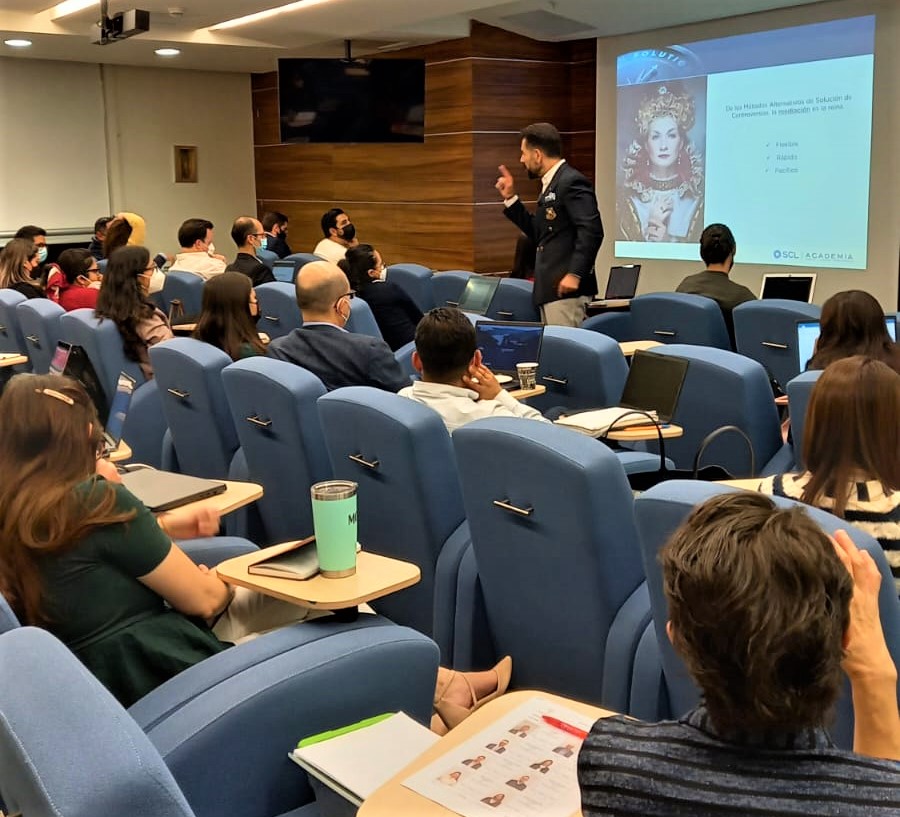 MxScl's tweet photo. Ayer, contento de participar en la maestría de derecho de la empresa de la @UPMexico, mi alma máter profesional para hablar y exponer lo más sobresaliente acerca de los #MASC.

#ChiefNegotiator ✔️ https://t.co/2rZcLhVqDU