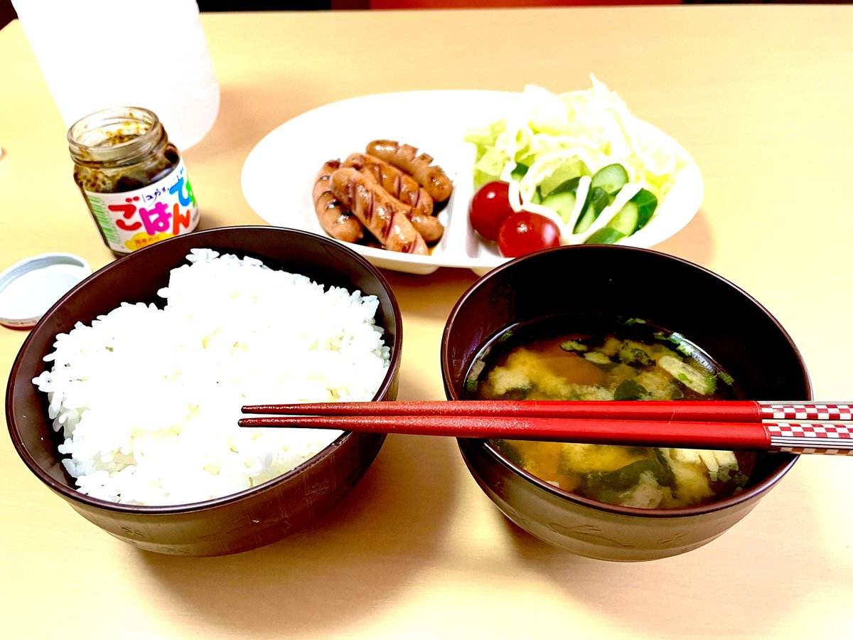 「友達から「Twitter見たけどご飯と味噌汁の位置逆だから直して」ってLINE来」|味のプロレス☀新刊好評発売中！のイラスト
