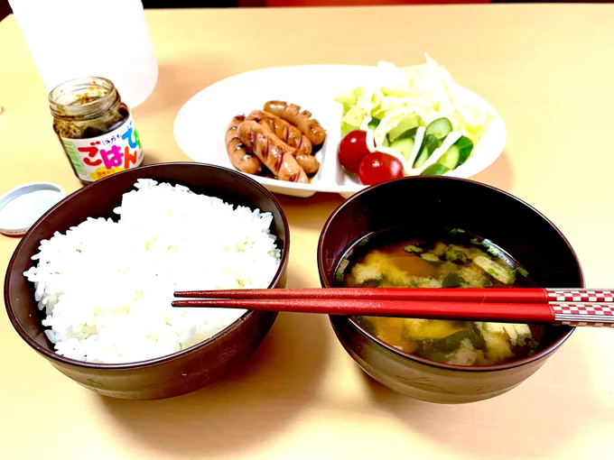 友達から「Twitter見たけどご飯と味噌汁の位置逆だから直して」ってLINE来たんで直してみた。オレ今まで逆に置いてたんだな笑しかも俺が母性本能に弱い事知ってるから最後に「母より」って付け加えるあざとさ。。何か腹立つ。笑ってな事でいただきます#朝ラン #もはや朝食の時間じゃない 