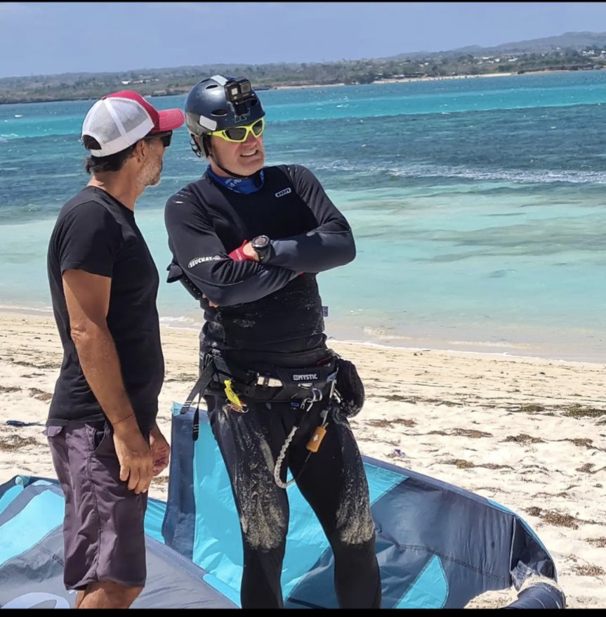 kitesurferpeter's tweet photo. Another amazing day kitesurfing at Pantai Cemara in the big kite yesterday. 

More surfing reef breaks then a short tour. Lunch from Kaliantan Paradise, thanks guys!

#surfing
#Ekas
#lombok
#indonesia
#lovinglife
#kitesurf
#kitesurfing https://t.co/pfa07RGUjc