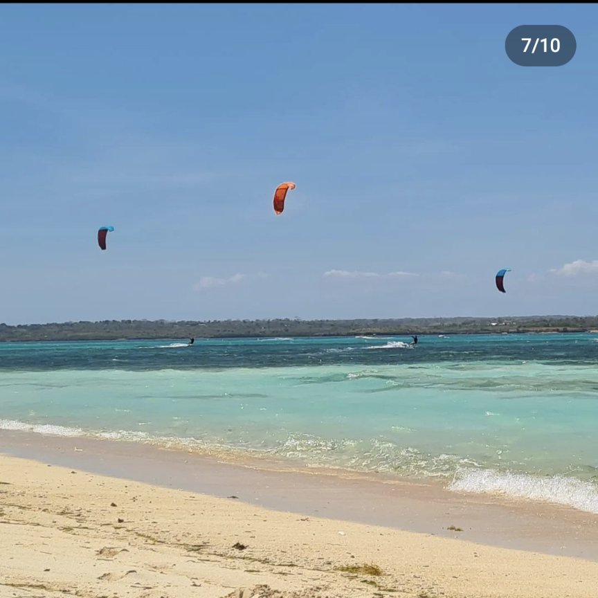 kitesurferpeter's tweet photo. Another amazing day kitesurfing at Pantai Cemara in the big kite yesterday. 

More surfing reef breaks then a short tour. Lunch from Kaliantan Paradise, thanks guys!

#surfing
#Ekas
#lombok
#indonesia
#lovinglife
#kitesurf
#kitesurfing https://t.co/pfa07RGUjc