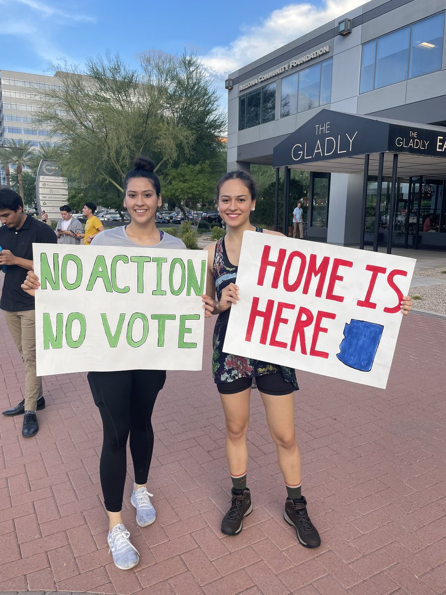 helloitsdeya's tweet photo. Put the Dream Act up for a vote @CaptMarkKelly #dreamactNOW https://t.co/fuR1wrimtd