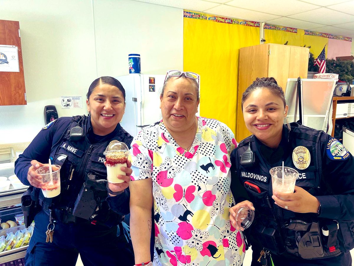 LUSDAlternativ1's tweet photo. Shout out to our favorite SROs! Appreciate the commitment of Officer Valdovinos in supporting our learning community! She and Officer Nave make a great team! #alted @Lindsay_USD #SRO https://t.co/Gg3pO2vVDD