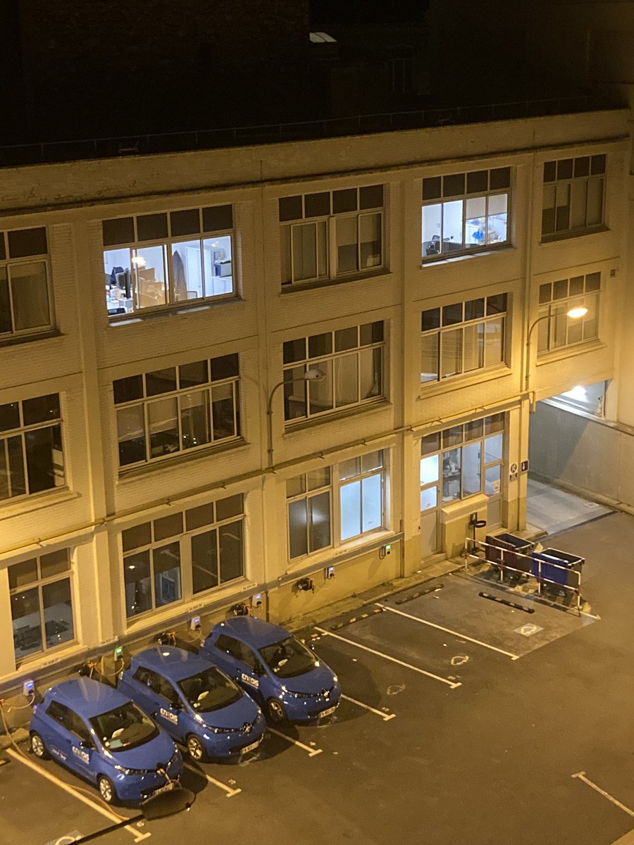 KLAHR1's tweet photo. Bureaux @enedis @EDFofficiel avenue d’Italie / rue de Tolbiac Paris 13e lumières allumées a 4h du mat..il n’y a personne… #sobrieteEnergetique https://t.co/9HNisH9nJs