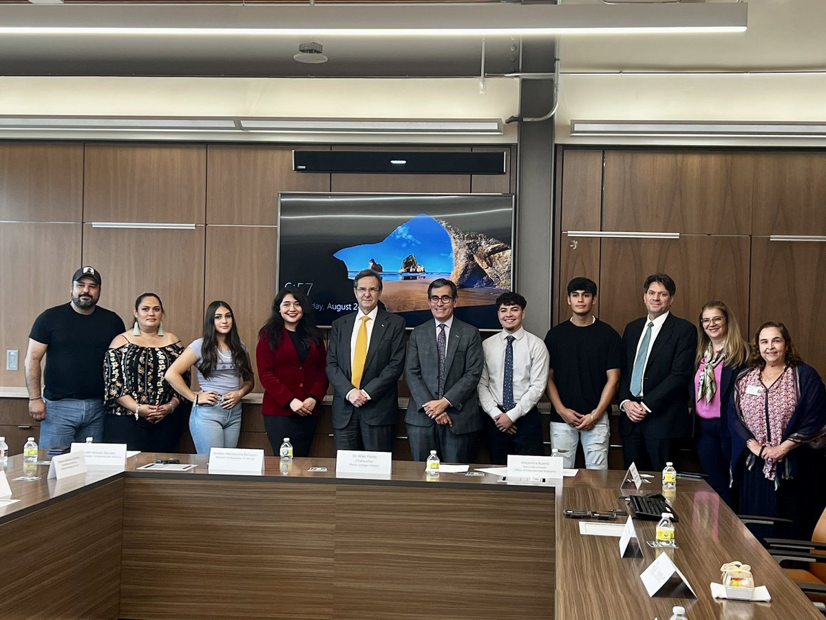 abuenoMXUS's tweet photo. Honored to have hosted at @AlamoColleges1 the visit of @emoctezumab, 🇲🇽 Ambassador to the 🇺🇸 and @rminuttizan. Wonderful meeting with #IMEBecas recipients #SiSePuede https://t.co/90rXFWHHCh