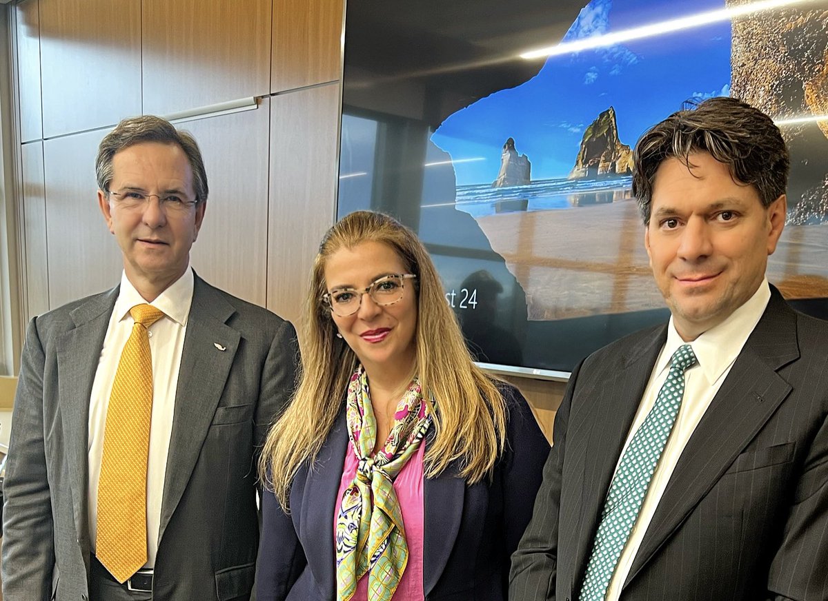abuenoMXUS's tweet photo. Honored to have hosted at @AlamoColleges1 the visit of @emoctezumab, 🇲🇽 Ambassador to the 🇺🇸 and @rminuttizan. Wonderful meeting with #IMEBecas recipients #SiSePuede https://t.co/90rXFWHHCh
