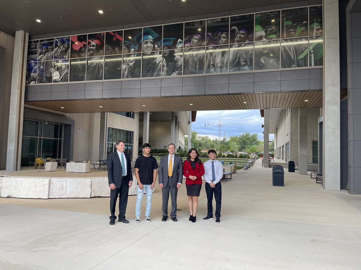 abuenoMXUS's tweet photo. Honored to have hosted at @AlamoColleges1 the visit of @emoctezumab, 🇲🇽 Ambassador to the 🇺🇸 and @rminuttizan. Wonderful meeting with #IMEBecas recipients #SiSePuede https://t.co/90rXFWHHCh