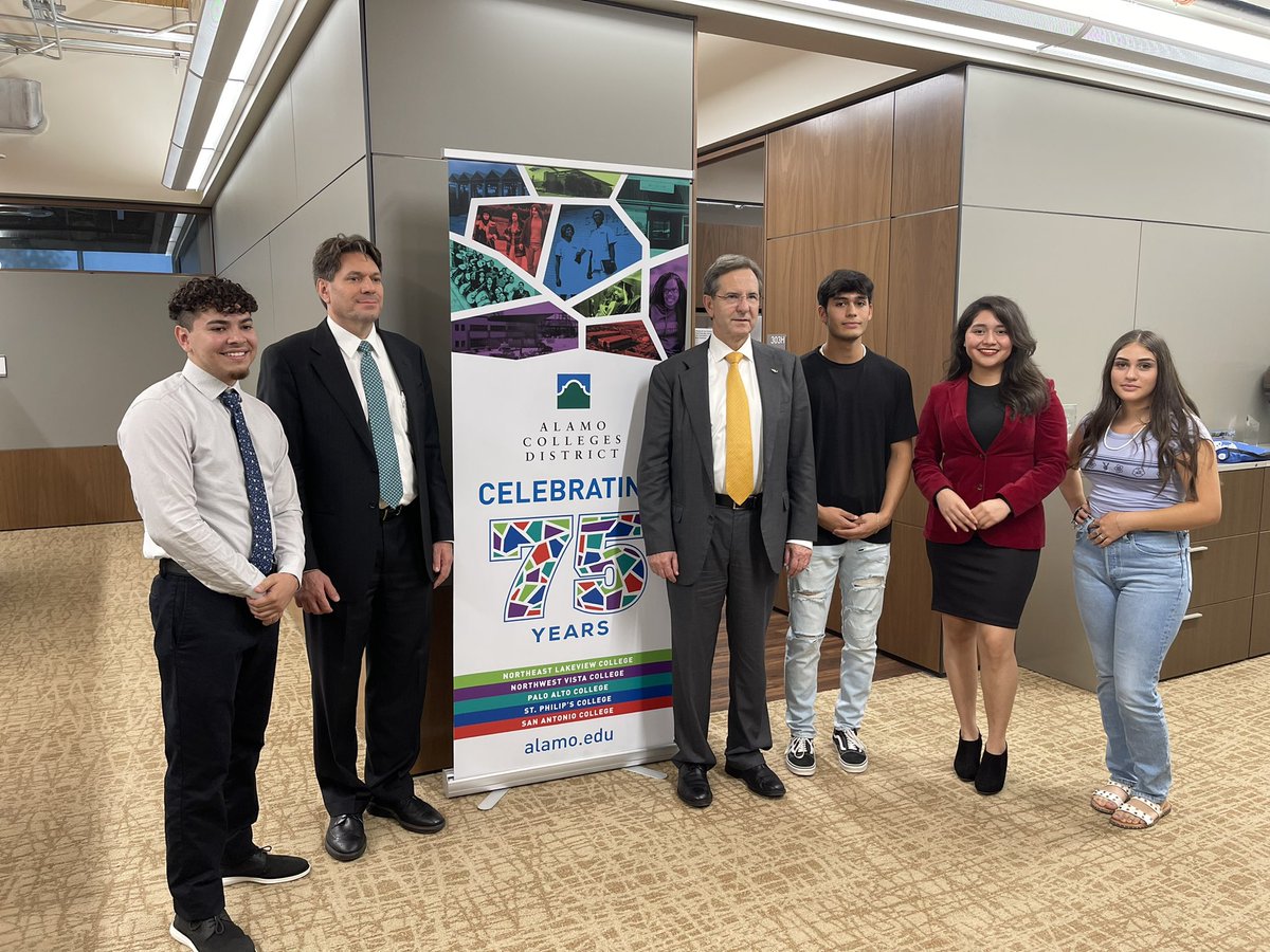 Honored to have hosted at @AlamoColleges1 the visit of @emoctezumab, 🇲🇽 Ambassador to the 🇺🇸 and @rminuttizan. Wonderful meeting with #IMEBecas recipients #SiSePuede