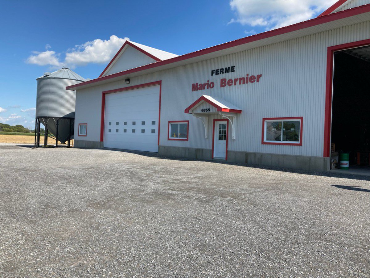SoJefferson13's tweet photo. Followed up Pioneers Kick Off in Montreal with a quick trip to the St Hyacinthe area to visit one of our contract conditioners, Les Grains Semtech and the always helpful and friendly Mario Bernier.  Merci pour une super visite Annie, Etienne and Mario! https://t.co/ONGaf3XSb9