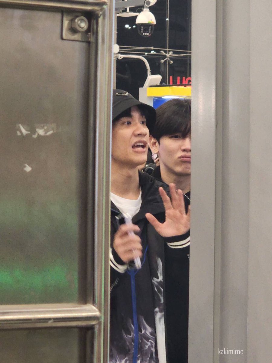 kakimimo's tweet photo. พี่เตเค้าทำไรหนูอ่ะลูก หน้าถึงเป็นแบบนั้น  เอ็นดู #GMMTVreadyforJapan #เตนิว https://t.co/Dxugk4yllQ