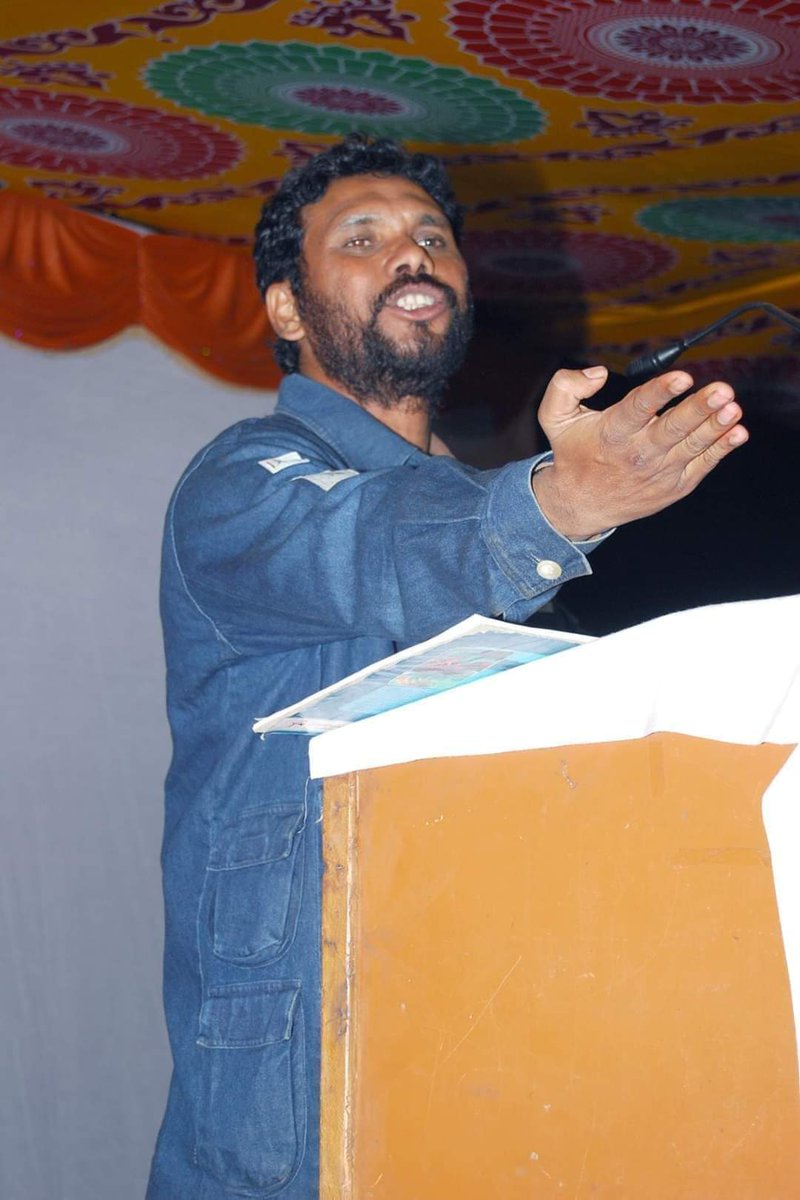 महामानव महानायक महायौद्धा मालिक टंटया भील एवं बिरसा कहते है कि
जो आदमी गद्दार होता है वह गुलाम होता है और जो आदमी स्वाभिमानी होता है वह विद्रोही (आज़ाद ) होता है
वहीं समाज जिन्दा रहता है जिसमें आनें वाली पीढ़ी को जिन्दा रखने के लिए लोग मरने को तैयार रहते है-