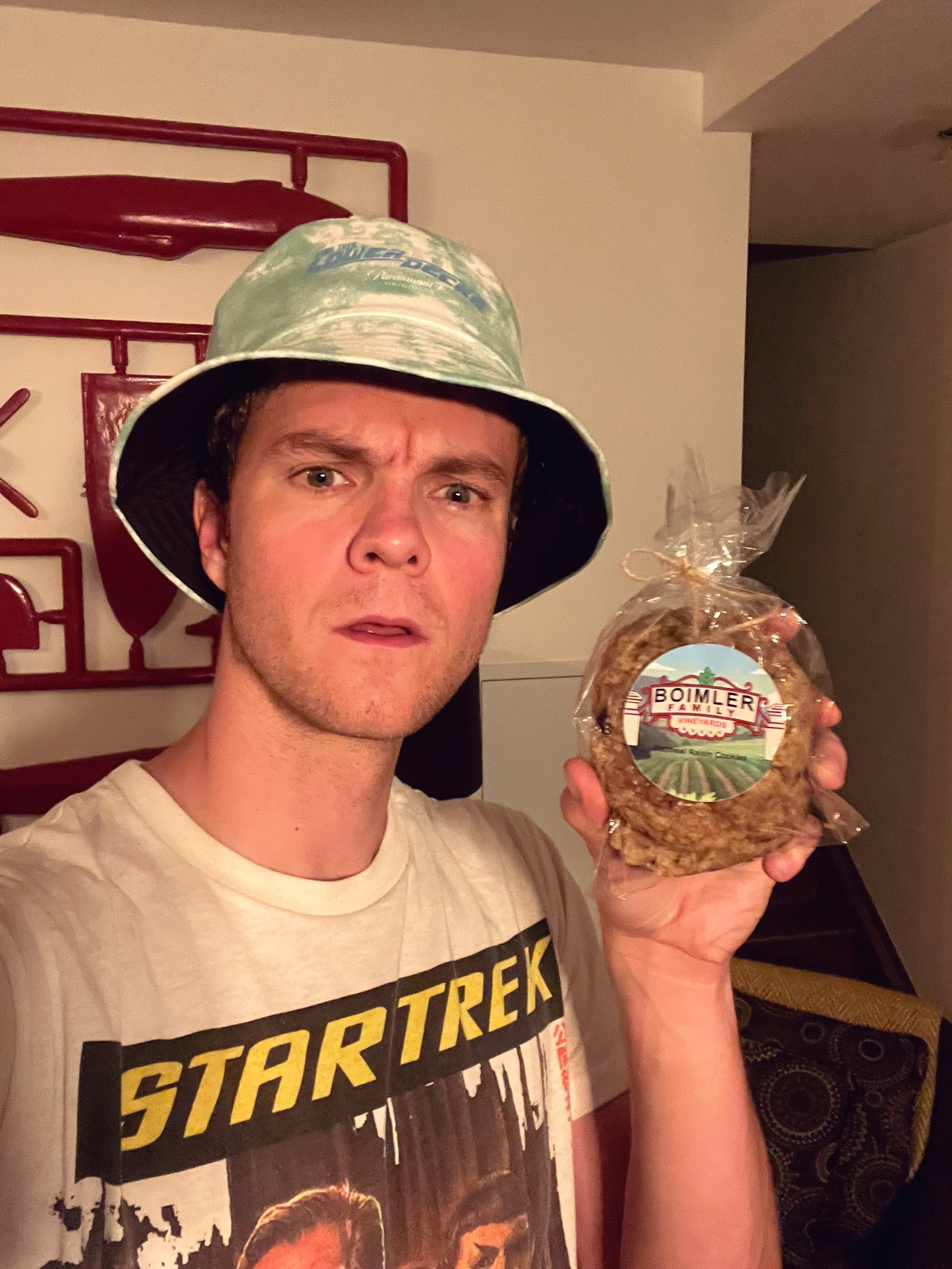 Jack Quaid on Twitter "🖖🏻HAPPY LOWER DECKS EVE, EVERYONE! Enjoying these cookies from my family