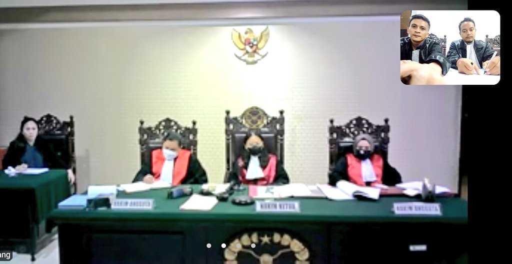 RoyPangkey's tweet photo. Pada hakikatnya sistem pembuktian pidana untuk mencari kebenaran materil, namun jika pembuktian secara online, itu akan merugikan pada diri terdakwa untuk mencapai kebenaran materil maka bisa mencederai hukum acara pidana.
Mohon dikembalikan tatap muka @MahkamahAgung https://t.co/pedlm51k8k