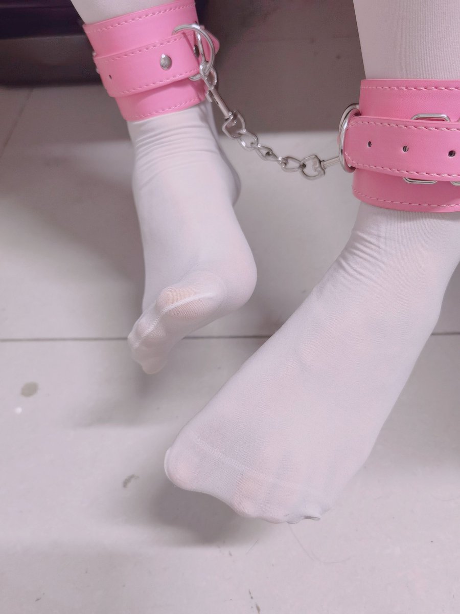 TokiToken007's tweet photo. 天气热，请大家吃雪糕 #镣铐 #脚铐 #足枷 #足錠 #白丝 #女囚 #女犯 #拘束 #拘束具 #sm https://t.co/rUSVbW2RQc