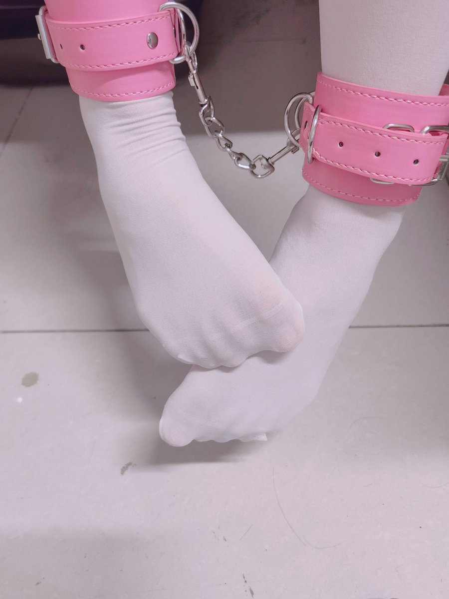 TokiToken007's tweet photo. 天气热，请大家吃雪糕 #镣铐 #脚铐 #足枷 #足錠 #白丝 #女囚 #女犯 #拘束 #拘束具 #sm https://t.co/rUSVbW2RQc