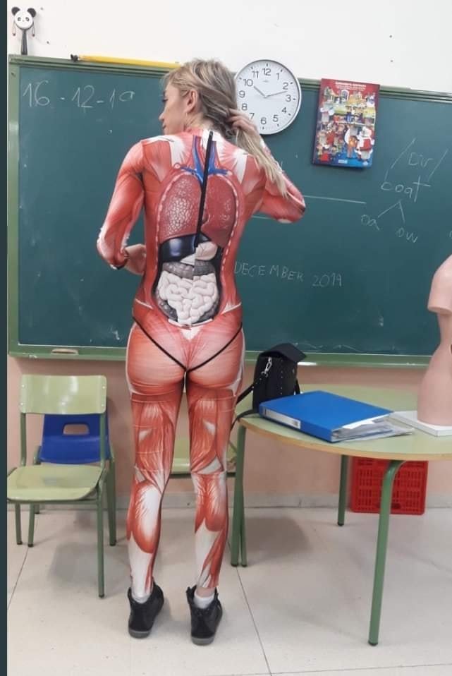 GoogeliArt's tweet photo. Third-grade teacher gives a science lesson in a full-body suit! Genius ❤
#teachersoftwitter #Scirnce #Fullbodysuit https://t.co/IktAPDjM9G