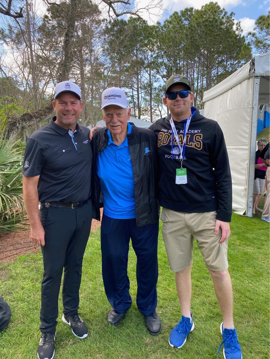 TheVacationDR's tweet photo. One of my all time favorite pictures from the 2020 @HiltonGrandVac #TournamentOfChampions. Loved it when #GaylordPerry was able to travel down for the tournament. Our owners absolutely loved meeting him and hearing all the great stories! #MichaelFlaskey #HallOfFamer #CoachPerry https://t.co/UihieT0il9