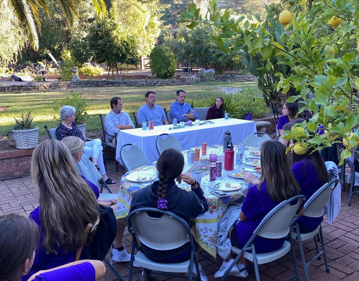 HCrossFH's tweet photo. First day in California ✅

Huge shoutout to the Henderson family for hosting us for dinner and a career panel tonight!

#GoCrossGo https://t.co/2VfH4NA3lL