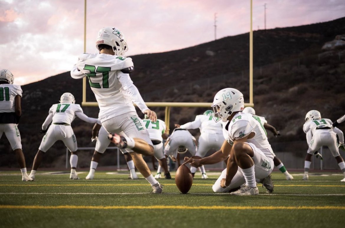 THEHIVEFB's tweet photo. Week 1.
Senior K Matt Davila (@Matthew_Davila_)
8 for 8 on Extra Points
4 Touchbacks
#LincolnCertified 🍀 #RepTheHive https://t.co/h1I4eYmvbq