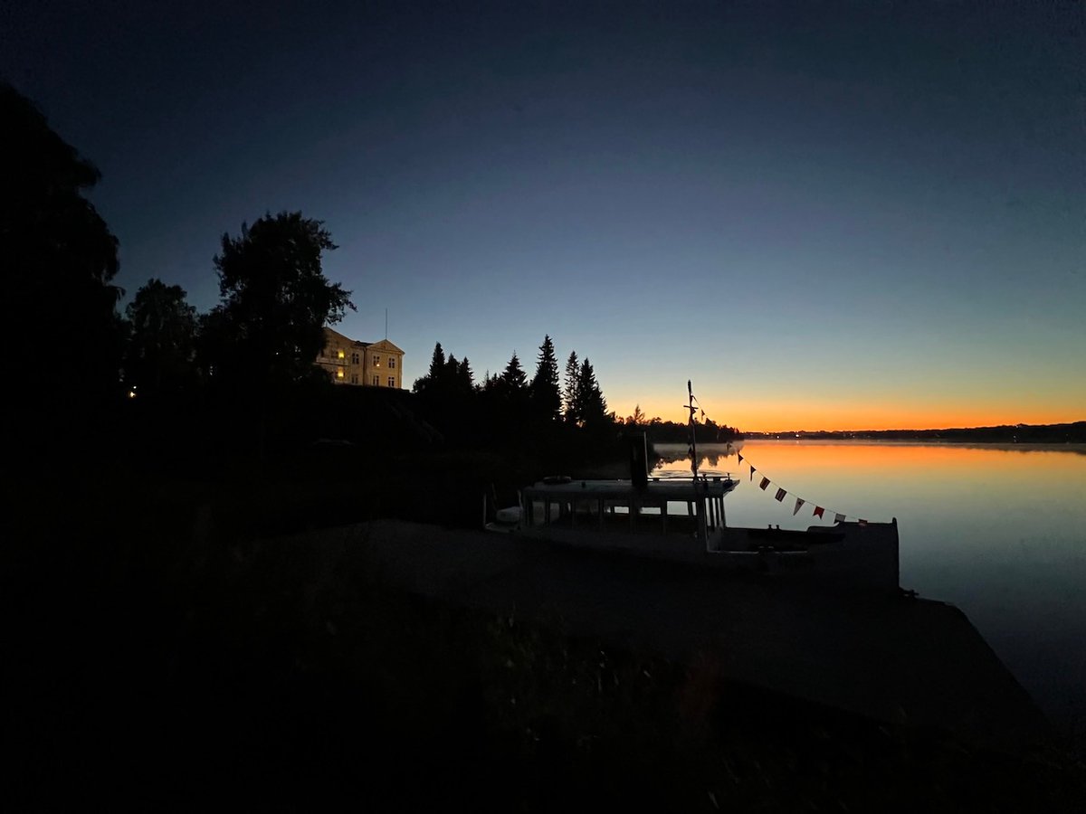 filipsborg's tweet photo. The season of the white nights is over and the sky turns dark again. It opens for stargazing and of course the Northern Lights, Aurora.
#sweden #swedishlapland #heartoflapland #kalix #filipsborg #lapland #hotel #hotell #camper #autumn #latesummer
#sunset #aurora #northernlights https://t.co/GMD5Z7iY54